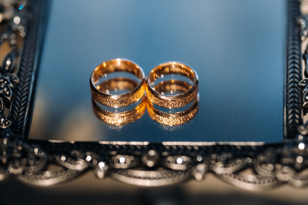 细节两枚结婚戒指的特写镜头浪漫情人形状