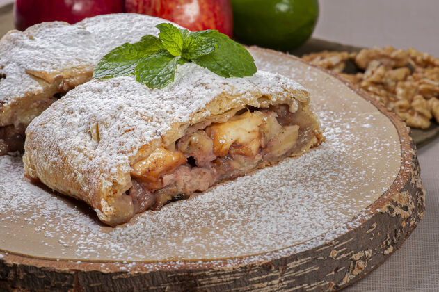 美味传统的坚果苹果馅饼木头薄荷奥地利