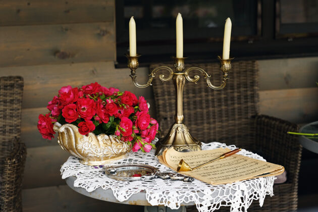 烛台桌上装饰着鲜花和烛台 桌上装饰着烛光晚餐细节地方餐桌