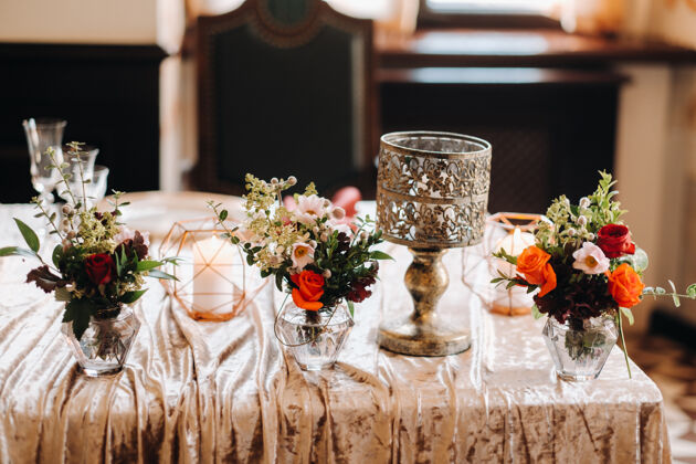 城堡婚礼桌上装饰着鲜花 在城堡的桌子上 餐桌上装饰着烛光晚餐鲜花庆典优雅