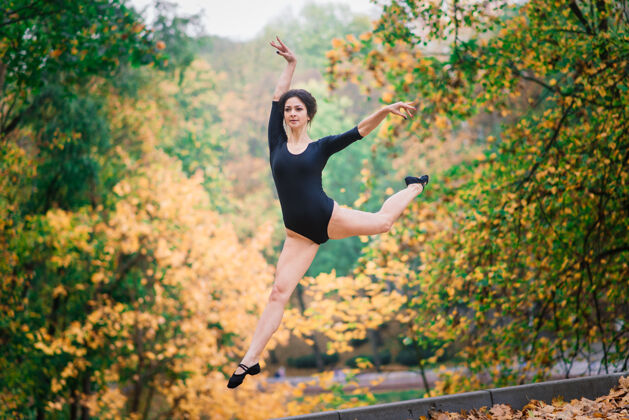 感性美丽的女性 芭蕾舞演员 穿着黑色紧身衣的运动员在公园里训练杂技体操脚
