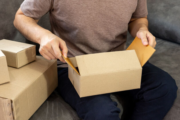 现代送货企业中小型企业（SME）工人包装箱房子商人电子商务