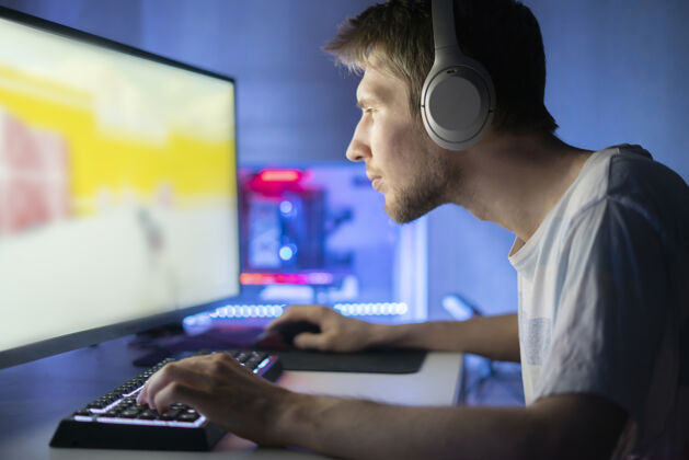 俱乐部一名男性职业玩家参加网络运动锦标赛 玩电脑游戏锦标赛在线竞争