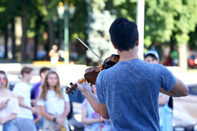 乐器这家伙为街上的人拉小提琴事件小提琴手人