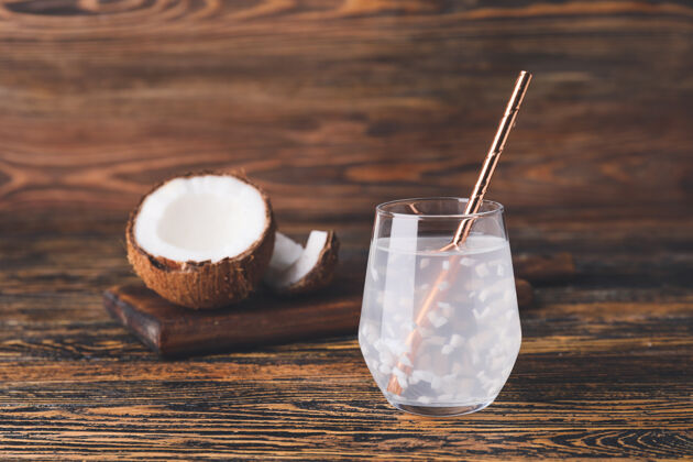 有机桌上放一杯新鲜的椰子水木材成分饮料