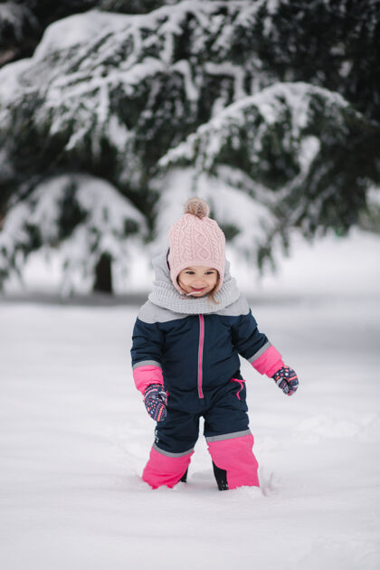 乐趣快乐的小女孩在公园里雪上散步生活方式户外父母