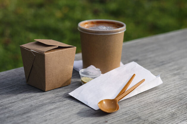 包装在木凳上用勺子和餐巾纸手工包装亚洲食品食物美味吃