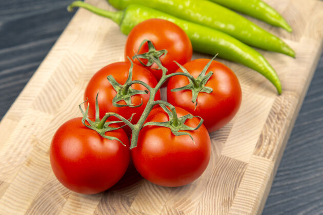农业红番茄和绿辣椒放在菜板上文化有机胡椒