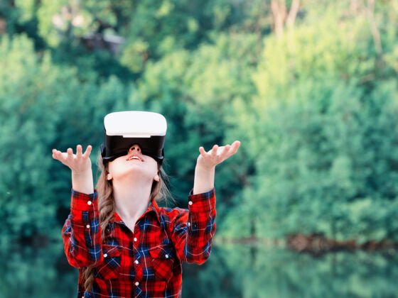 技术虚拟现实背景下的头盔女孩自然·双手上吨位!技术 女人 自然 手 森林 3d 数码 眼镜 游戏 视频 未来 乐趣 创新 河流 头盔 电子 户外 游戏 小工具 美丽 设备 Up 活动 体验 眼镜 耳机 Vr 虚拟 真实 成人 设备 外观 视觉 观看 真实 模拟 使用