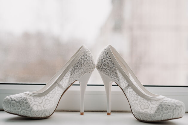 婚礼优雅的白色蕾丝新娘婚纱鞋衣服庆典装饰
