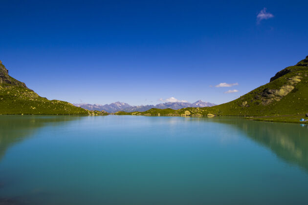 自然高山湖泊景观和景观 蓝色美丽和惊人的湖泊全景美丽水户外