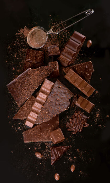 糖果木制背景上的巧克力碎片和可可粉牛奶零食配料
