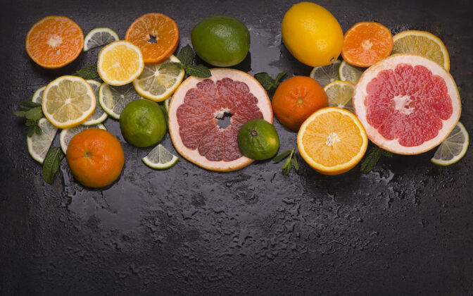 有机柑橘背景新鲜柑橘类水果-柠檬 橙子 酸橙 柚子在木制背景上柑橘叶子维生素