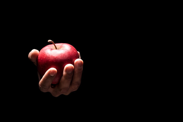 咖啡厅大的和美味接近年轻人的手上举着一个红色可口的大苹果休闲装饰手