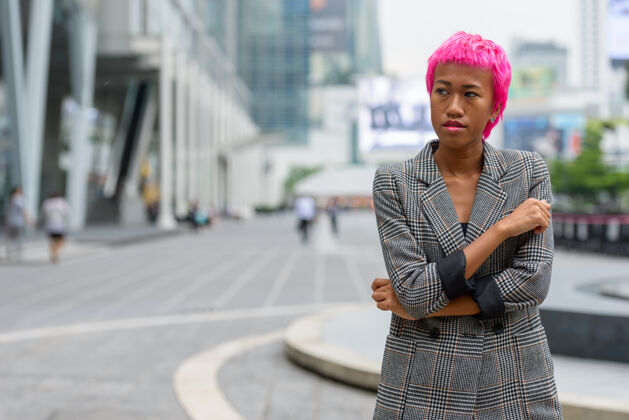 亚洲人年轻叛逆的亚洲女商人的画像 粉红色的头发 在城市街道户外女性20多岁时髦