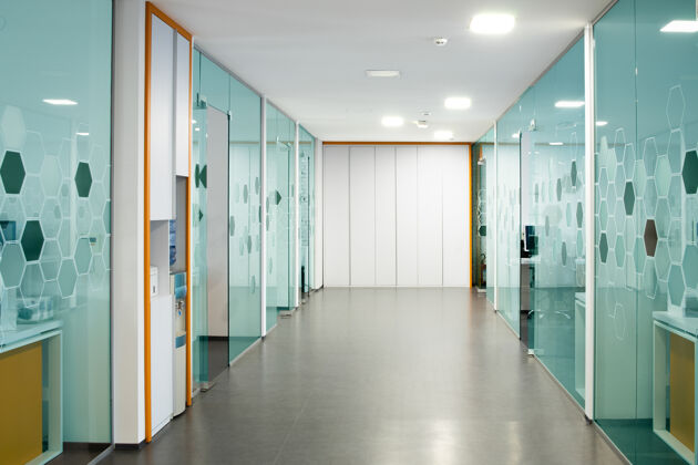 半透明现代创业大厅 透明玻璃墙内部工作清洁