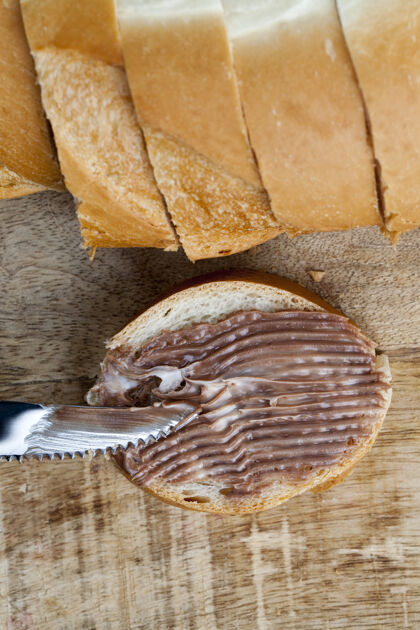 奶油白面包片 涂上甜巧克力黄油巧克力小吃期间