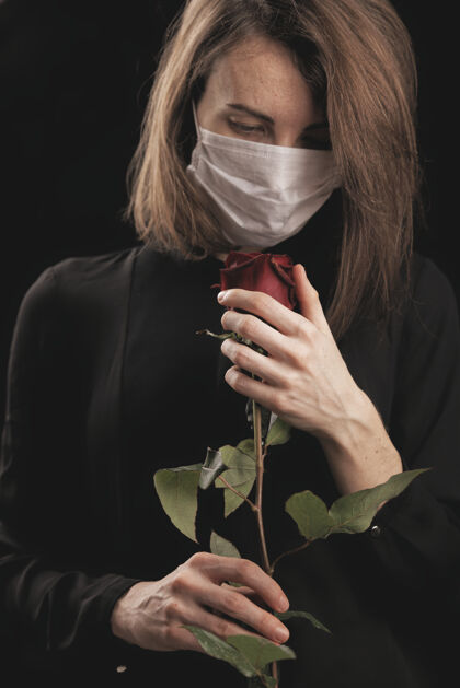 烟道戴冠状病毒的女人面具漂亮红玫瑰爆发模特美丽