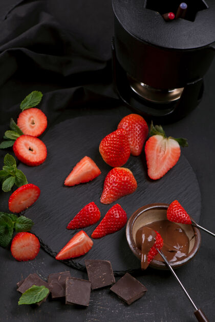 板平铺与巧克力覆盖草莓灰色背景组成水果成熟液体