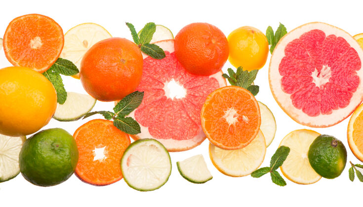 热带混合柑橘类水果 包括柠檬 酸橙 葡萄柚和橘子 在白色背景特写下有薄荷枝组新鲜健康