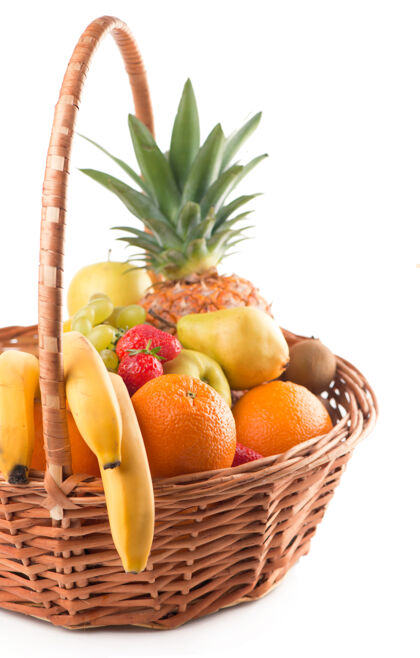 配料在白色的背景下 篮子里放着新鲜的水果食物素食柳条
