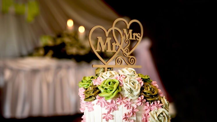 食物在餐厅或教堂举行的婚礼派对上为新娘和新郎夫妇切的结婚蛋糕切片蛋糕美味