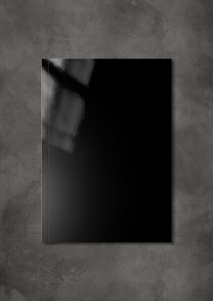 清洁黑色小册子封面隔离在黑暗的混凝土背景上空白产品空白空间