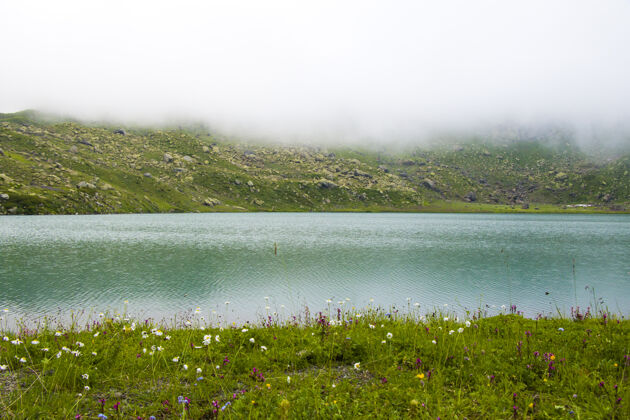 全景山湖和雾 雾湖 惊人的景观和阿尔卑斯湖奥赫罗茨卡利在斯瓦内蒂的看法环境湖雾