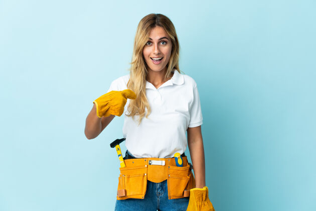 人年轻的金发乌拉圭电工女子蓝色惊讶的表情工匠工具手工