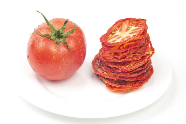 五颜六色新鲜的红番茄和干番茄片放在烤盘上维生素板蔬菜食品堆生的特写
