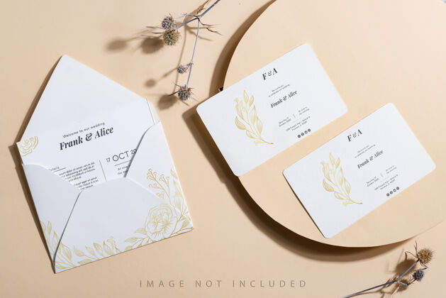 介绍米色背景上的空白白纸和信封模型婚礼请柬文具信件