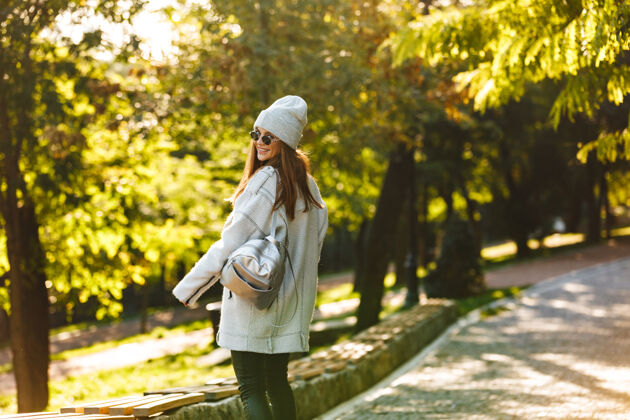 时尚一个穿着秋衣 头戴秋帽 在城市街道上走在户外的快乐的年轻女子城市城市成人