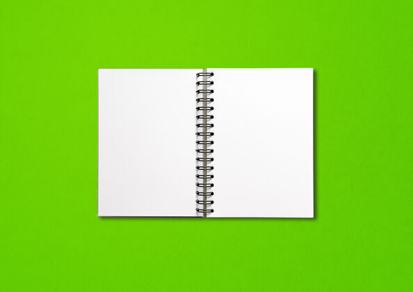 空白空间绿色背景上的空白打开螺旋笔记本笔记本清洁办公室