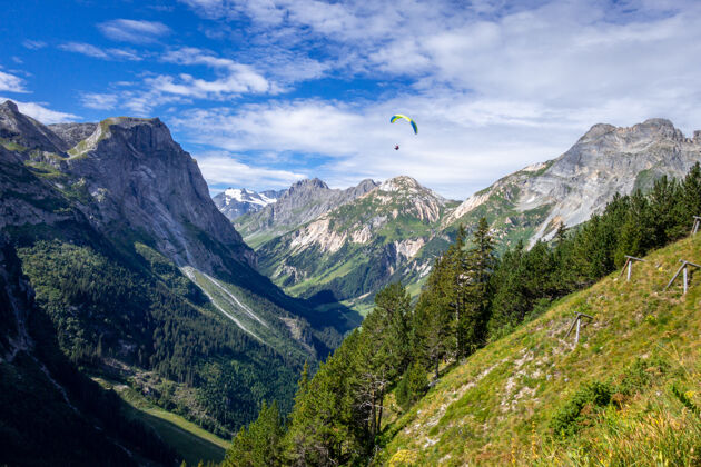 风景在法国瓦努瓦兹国家公园的普拉洛格南山脉上滑翔伞休闲云飞行
