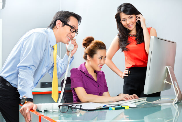 成功在一个办公室里的亚洲商务人员作为一个团队一起工作 为一个共同的项目取得成功人工作女性