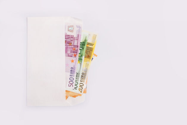 财富用白色信封装在白色表面上的欧元钞票复印空间信封工资富人