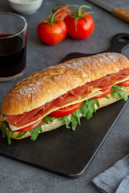 意大利三明治配火腿 西红柿 芝麻菜和奶酪健康饮食节食快餐膳食面包