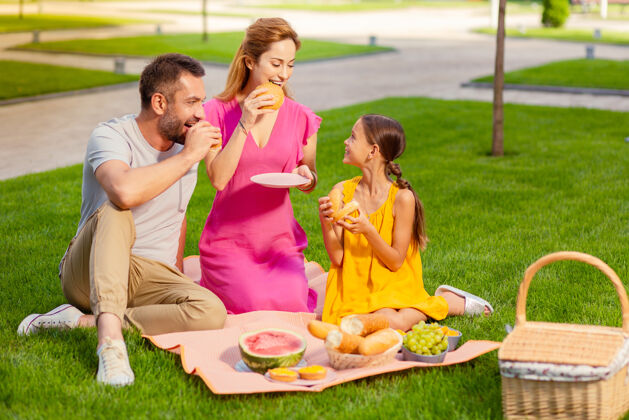 营养愉快的野餐积极团结的家庭在一起度过周末野餐午餐传统关系