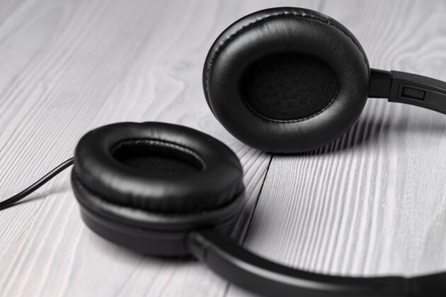 耳机黑色耳机 木质表面有电线娱乐电线技术