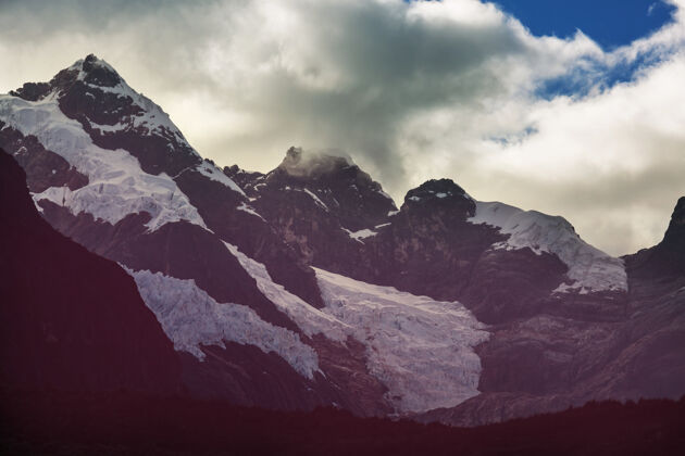 冰川美丽的山脉风景在科迪勒拉华亚什 秘鲁 南美洲顶峰惊人泻湖