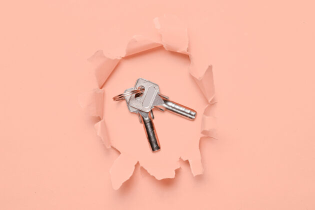 香草一堆金属钥匙穿过香草粉色纸上的破洞乡村财产安全