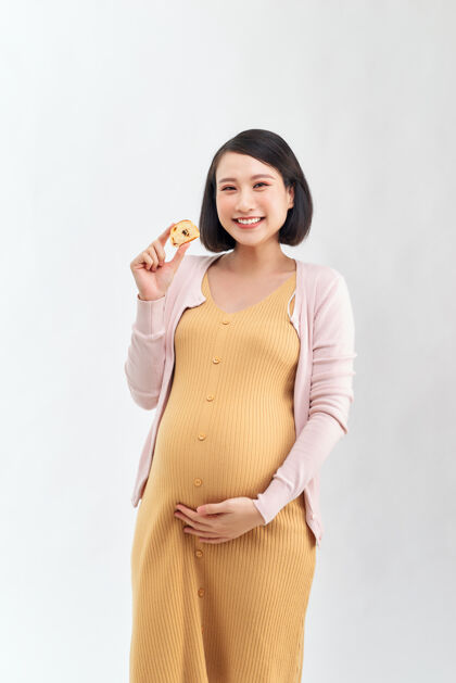 膳食美丽的孕妇在厨房里拿着美味的谷物面包早餐肚子中国人