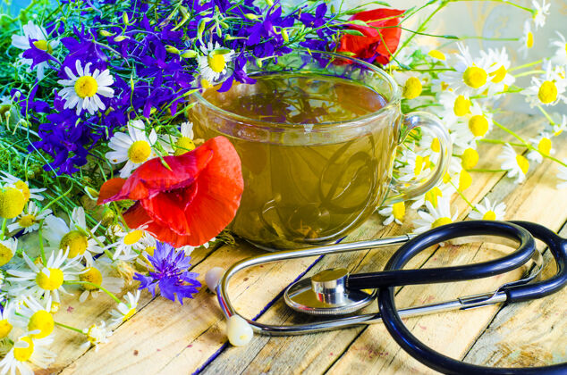 早餐有用的和药用的花草茶和花草在一个杯子里木头收藏草药