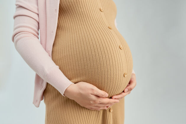 怀孕孕妇在家休息家庭年轻肚子