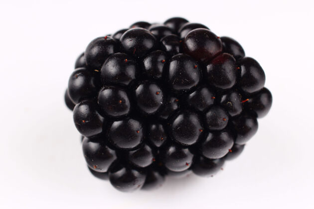 醇香一个黑莓在白色表面特写黑莓含糖浆果