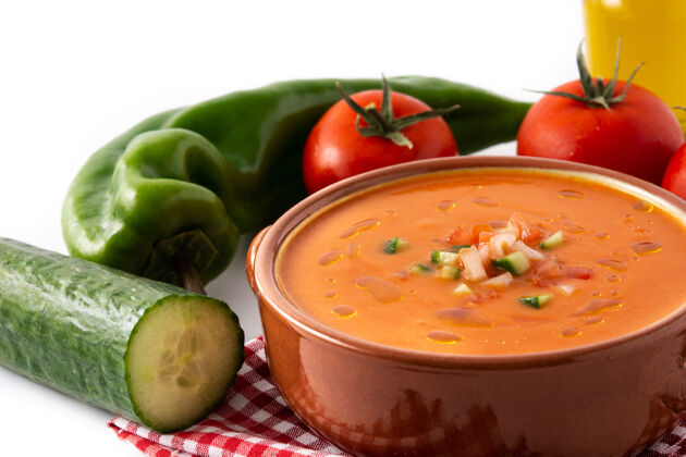意大利浓汤在瓦罐和配料隔离的西班牙浓汤蔬菜汤夏天