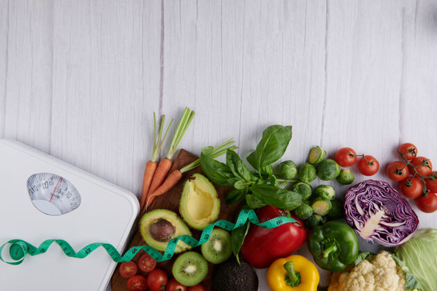 健康不同水果和蔬菜的减肥秤顶视图医疗配料饮食