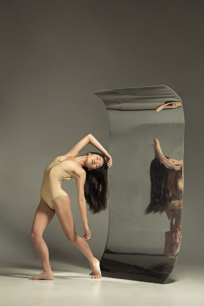 运动年轻时尚的现代芭蕾舞演员在镜子前帅气舞蹈现代