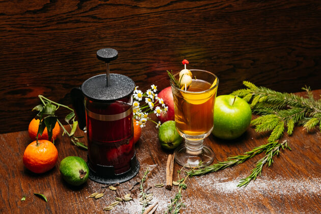 奢侈品柑橘茶在法国媒体和柑橘茶在透明杯与苹果和荔枝在餐桌上的餐厅食物庆典美食