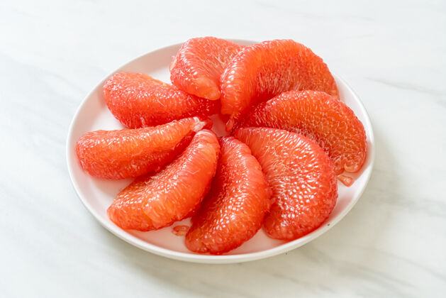 橘子盘子里有新鲜的红柚子或葡萄柚红色热带水果果皮